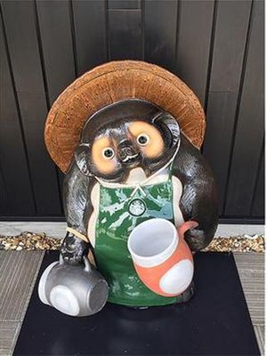 Shigaraki-yaki Tanuki dipamerkan di kedai Starbucks Coffee Kouga Mizuguchi.