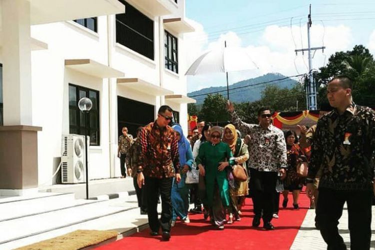 Menteri PUPR, Basuki Hadimuljono, mendampingi Ketua Dekranas RI, Mufida Jusuf Kalla, meresmikan Rusunawa yang berada di Sentra Industri Tenun Songket di Lintau, Kabupaten Tanah Datar, Sumatera Barat, Selasa, (8/5/2018).