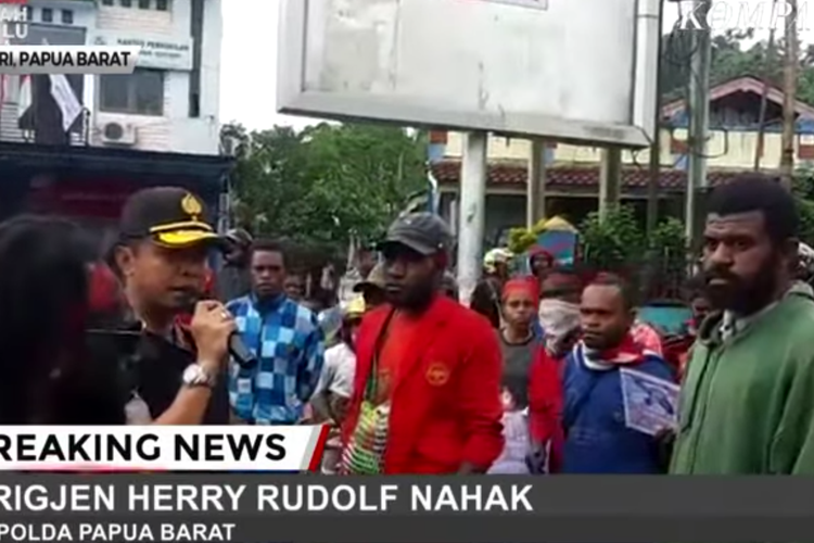 Kapolda Papua Barat Brigjen Herry Rudolf Nahak menemui langsung dan berbicara kepada warga dan mahasiswa Manokwari, Papua Barat, di lokasi aksi longmarch dan demonstrasi di Manokwari, Senin (19/8/2019) pagi.