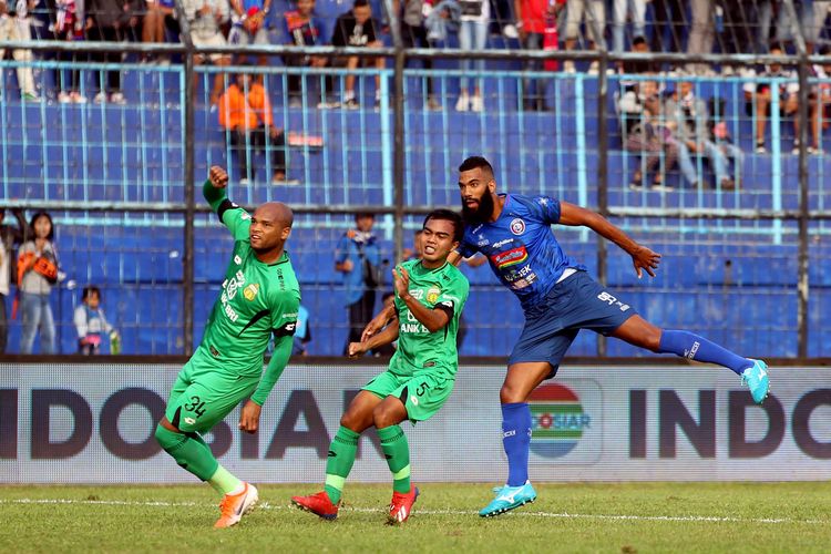 Pemain belakang Bhayangkara FC, M Fatchu Rochman (tengah).