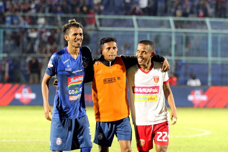 Pemain Arema FC Alfin Tuasalamony (kiri) dan Ricky Akbar Ohorela (tengah) absen saat melawan Madura United pada Pekan 10 Liga 1 2019 di Stadion Gelora Madura Ratu Pamellingan Pamekasan, Jawa Timur, Sabtu (20/07/2019) malam. 