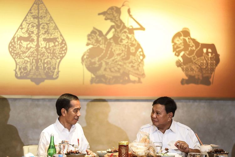 Presiden Joko Widodo dan Ketua Umum Partai Gerindra, Prabowo Subianto makan siang bersama di kawasan Jakarta Pusat, Sabtu (13/7/2019). Kedua kontestan dalam Pemilihan Umum Presiden dan Wakil Presiden tahun 2019 lalu ini bertemu di Stasiun MRT Lebak Bulus dan selanjutnya naik MRT dan diakhiri dengan makan siang bersama.