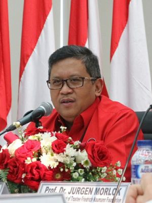 Sekretaris Jenderal PDI Perjuangan, Hasto Kristiyanto ketika menerima kunjungan persahabatan Prof. Dr. Jurgen Morlok, Chairman of the Board of Trustee Friedrich Naumann Foundation di kantor DPP PDI Perjuangan, Jakarta, Senin (30/10/2017).