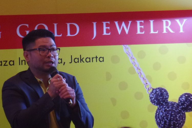 Creative Director UBS Gold Erwin Suganda dalam peluncuran koleksi perhiasan kolaborasi UBS Gold x Disney di Plaza Indonesia, Jakarta, Jumat (20/7/2018).