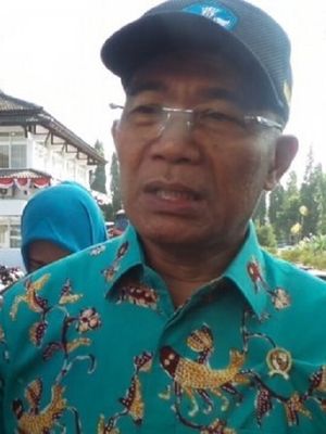 Menteri Pendidikan dan kebudayaan (Mendikbud), Muhadjir Effendy usai upacara apel peringatan Hari Aksara Internasional (HAI) 2017, di SMPN 1 Kabupaten Kuningan, Jawa Barat, Jumat (8/9/2017).
