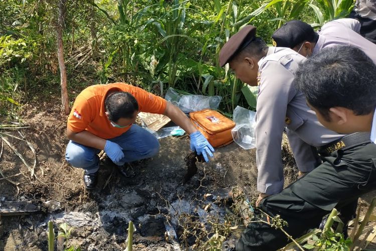 Petugas melakukan olah Tempat Kejadian Perkara (TKP), di lokasi penemuan mayat terbakar di Dusun Manyarsari Desa Gunungsari Kecamatan Dawarbladong Kabupaten Mojokerto Jawa Timur, Senin (13/5/2019).