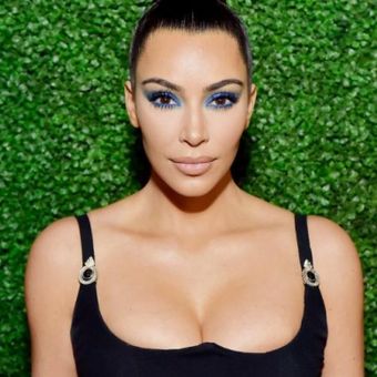 Kim Kardashian dengan eyeshadow biru elektrik