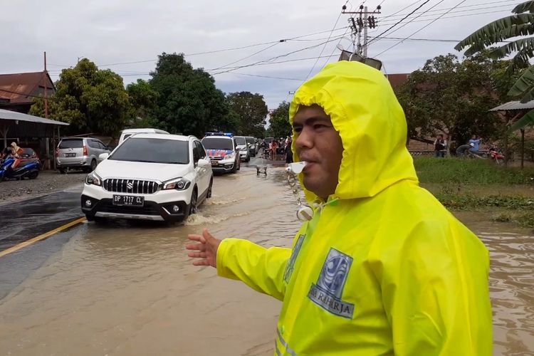 Anggota Satlantas Polres Sidrap, mengurai kemacetan di Lokasi Banjir