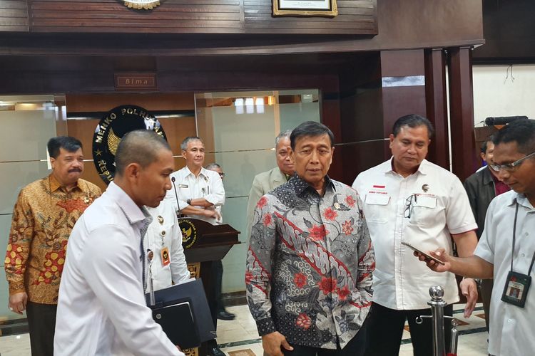 Menko Polhukam Wiranto usai memimpin rapat tim asistensi hukum Kemenko Polhukam, Kamis (9/5/2019).