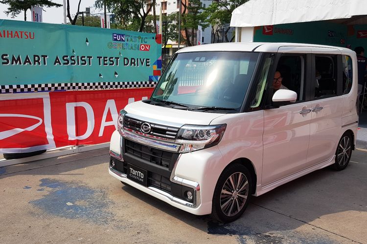 Daihatsu sediakan mobil Tanto di area tes drive untuk merasakan teknologi keamanan mobil tersebut