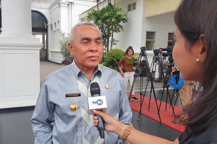 Gubernur Kalimantan Timur Isran Noor menghadiri jumpa pers Presiden Joko Widodo tentang pengumuman ibu kota baru, Senin (26/8/2019).