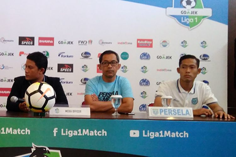 Ahmad Birrul Walidain (kanan) dan pelatih Persela Lamongan Aji Santoso (dua dari kanan), dalam jumpa pers jelang pertandingan lawan Persebaya Surabaya, Kamis (29/3/2018).