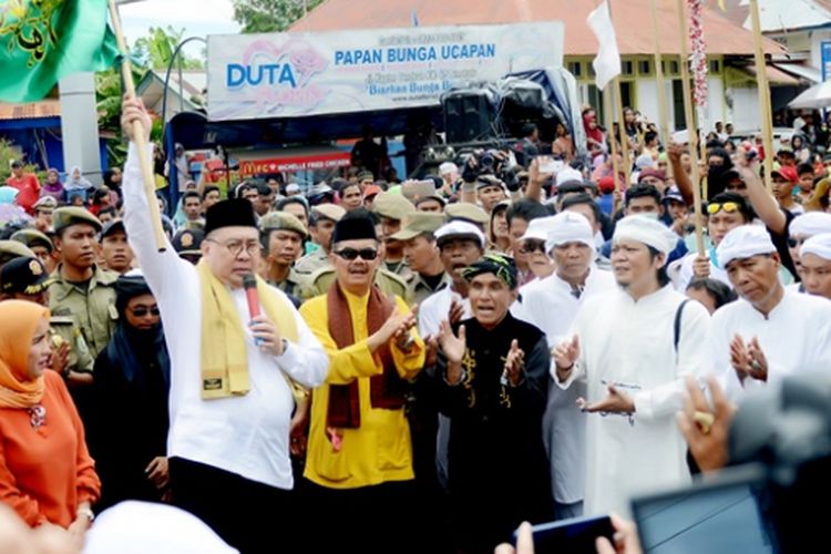Warga Bengkulu menyaksikan arak-arakan Festival Tabut 2016 yang diperingati setiap 1-10 Muharam pada 11 Oktober 2016. Festival seni budaya untuk memperingati kematian Hasan dan Husein, cucu Nabi Muhammad, ini kemarin ditutup secara resmi oleh Gubernur Bengkulu Ridwan Mukti