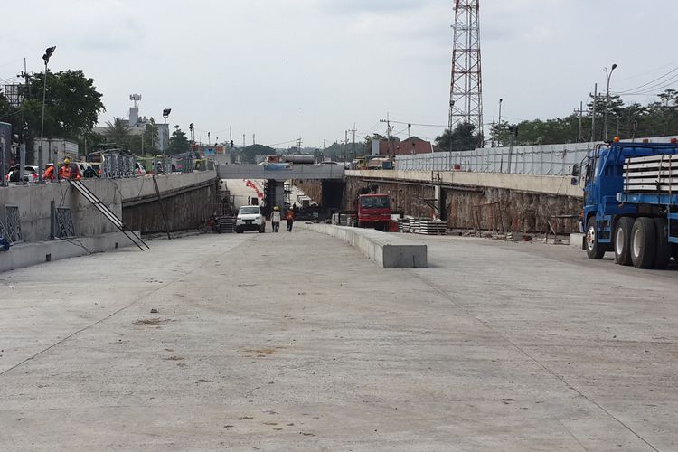 Suasana pembangunan Underpass Karanglo Exit Tol Pandaan-Malang di Kecamatan Singosari, Kabupaten Malang, Kamis (9/5/2019)