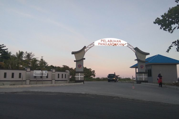 Gerbang masuk Pelabuhan Pangandaran yang berada di Bojongsalawe, Kecamatan Parigi, Kabupaten Pangandaran, Senin (24/6/2019).