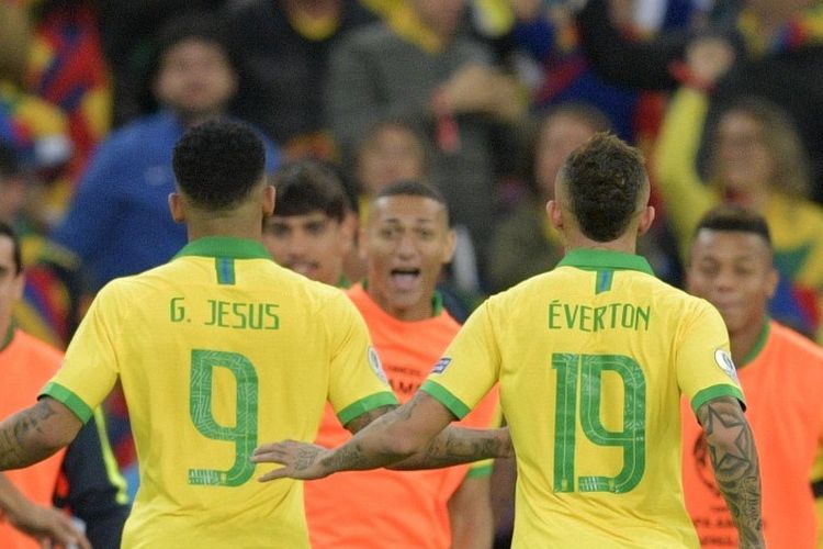 Gabriel Jesus dan Everton merayakan gol pada pertandingan Brasil vs Peru dalam final Copa America 2019 di Stadion Maracana, 7 Juli 2019. 