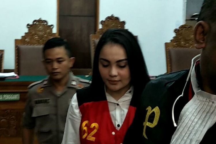 Jennifer Dunn saat selesai menjalani sidang perdana dengan agenda pembacaan dakwaan di Pengadilan Negeri Jakarta Selatan, Kamis (5/4/2018).