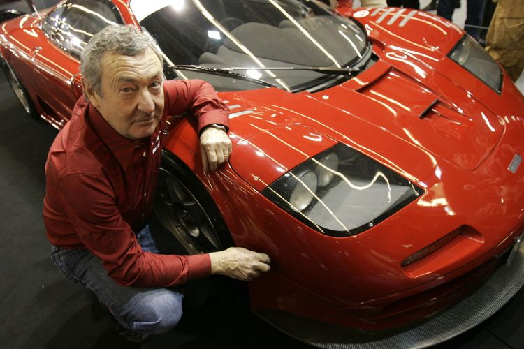 Drumer Pink Floyd, Nick Mason, berpose di depan salah satu mobil sport koleksinya, MacLaren F1 GTR 1995 dalam ajang Retromobile di Paris, Jumat (16/2/2007). 