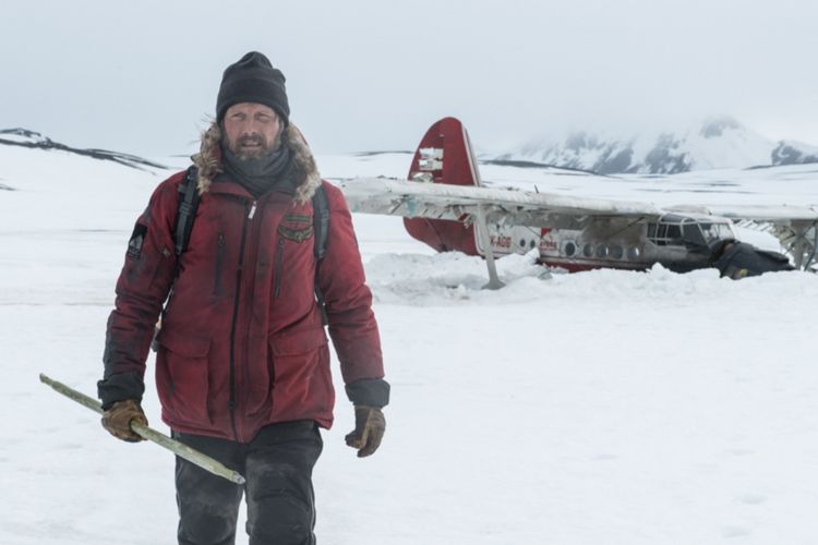 Mads Mikkelsen bermain dalam film Arctic (2018)