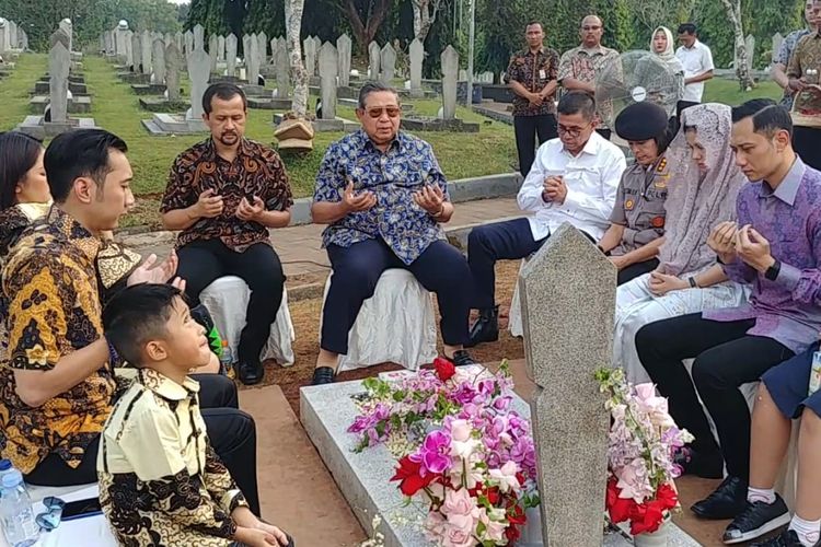 Susilo Bambang Yudhoyono Beserta Keluarga Besar Ziarah Ke Makam Ani Yudhoyono di Taman Makam Pahlawan Kalibata, Jakarta Selatan, Rabu(12/6/2019)