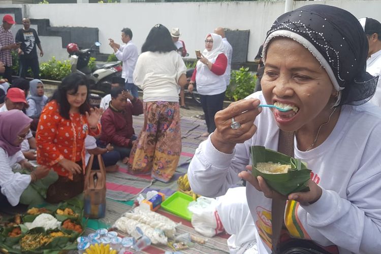 Relawan Jokowi-Maruf Amin di Surabaya gelar syukuran dengan menu Bubur Sengkolo, Minggu (21/4/2019)