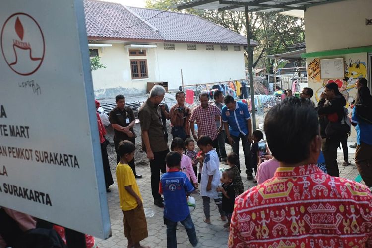 Gubernur Jawa Tengah Ganjar Pranowo bermain bola bersama anak-anak dengan HIV/AIDS di Yayasan Lentera, Surakarta, Jawa Tengah, Selasa (23/7/2019)