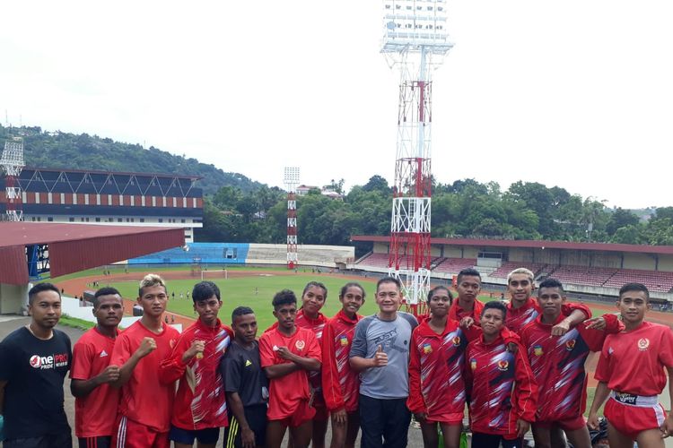 Foto bersama Atlet Muaythai asal Provinisi Papua dengan pelatih usai latihan di Lapangan Mandala Jayapura, Minggu (23/6/2019) 