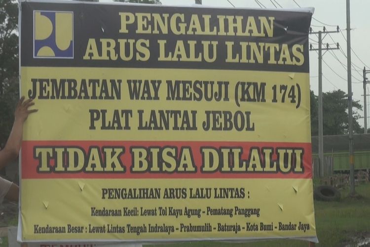 Banner yang dipasang petugas dari Balai Besar V PJN wilayah III Palembang yang memberitahukan kepada pengendara kendaraan kecil boleh melintas jalan tol Kayuagung -Lampung