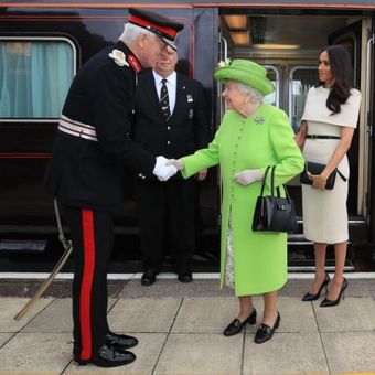 Ratu Elizabeth  II dan Meghan Markle dalam kunjungan ke Chester, menggunakan kereta api kerajaan. 