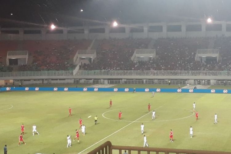 Suasana pertandingan Timnas U-23 Indonesia kontra Timnas U-23 Korea Utara di Stadion Pakansari, Bogor, Senin (30/4/2018