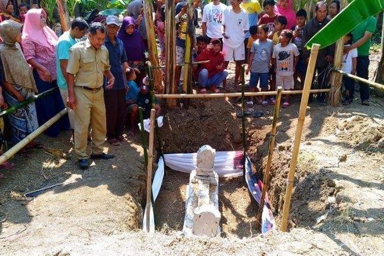 Warga Desa Kumpulrejo, Patebon, Kendal digegerkan dengan penemuan makam kuno di sebuah kebun pisang di desanya 
