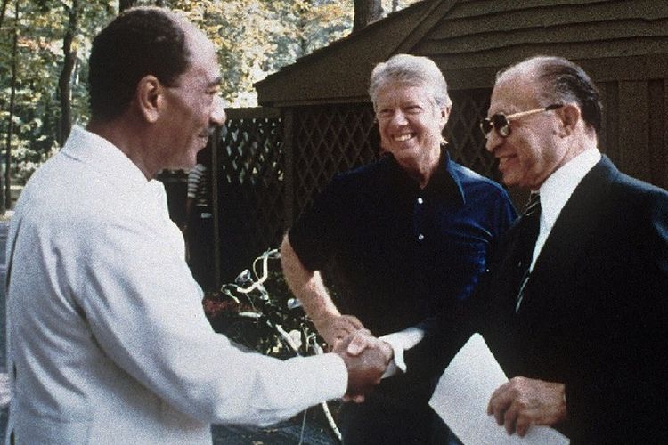 Presiden Mesir Anwar Sadat (kiri), Presiden AS Jimmy Carter (tengah), dan PM Israel Menachem Begin saat bertemu di Camp David pada 1978.