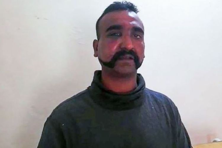 Abhinandan Varthaman, pilot jet tempur India yang ditawan Pakistan, Rabu (27/2/2019). (PAKISTAN INFORMATION MINISTRY via BBC)