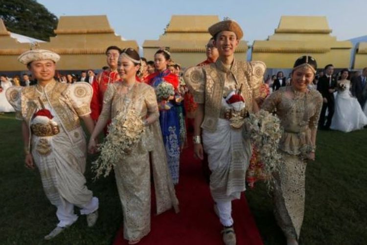 Para pengantin ini sebagian mengenakan pakaian tradisional China dan sisanya mengenakan pakaian pengantin ala Barat.