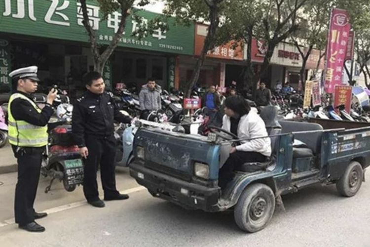 Polisi menahan Huang saat mengemudikan bagian bawah tank miliknya.