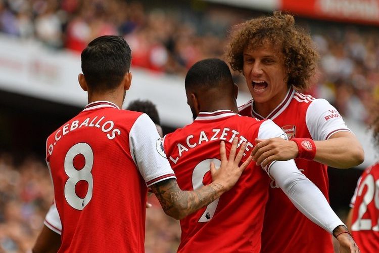 David Luiz dan Dani Ceballos merayakan gol Alexandre Lacazette pada pertandingan Arsenal vs Burnley di Stadion Emirates dalam lanjutan Liga Inggris, 17 Agustus 2019. 
