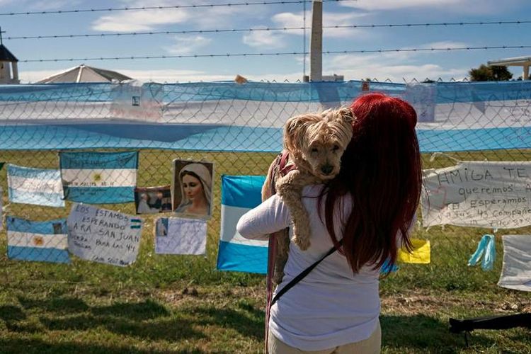 Salah seorang warga melihat deretan pesan dukungan kepada awak kapal selam Argentina yang hilang sejak pekan lalu.