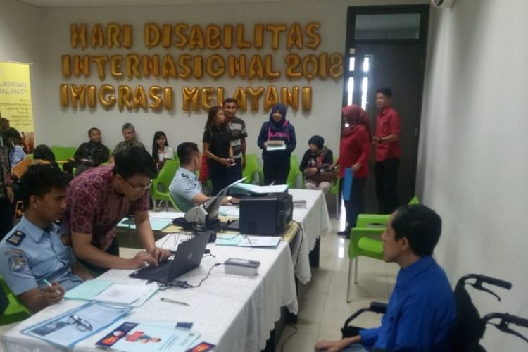 Kantor Imigrasi Kelas I Khusus Jakarta Barat membuka layanan khusus untuk para pemohon paspor berkebutuhan khusus pada Hari Disabilitas Internasional yang jatuh pada 3 Desember nanti dalam kegiatan yang dilakukan Kamis (30/11/2018) di Yayasan Pembinaan Anak Cacat, Kebayoran Baru, Jakarta Selatan.  