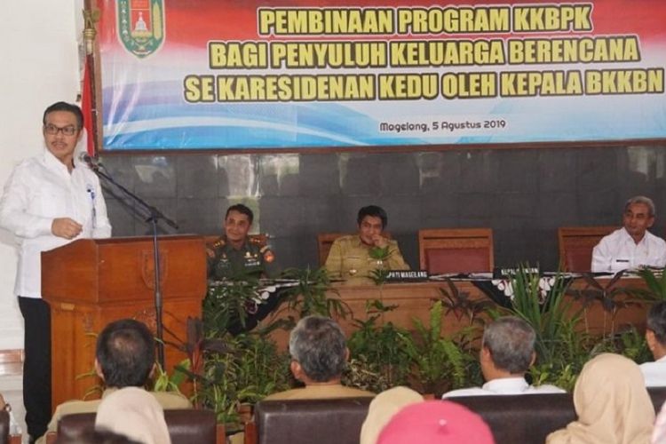 Kepala BKKBN Hasto Wardoyo melakukan pembinaan program BKKBN bagi penyuluh keluarga berencana (KB) se-eks Karesidenan Kedu, Jawa Tengah.