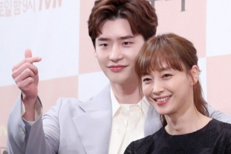 Lee Jong Suk dan Lee Na Young, dua bintang utama dalam seri drama Romance is A Bonus Book.