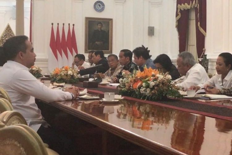 Suasana pertemuan Presiden Joko Widodo beserta jajaran menteri bidang ekonomi dengan pengurus Kamar Dagang Indonesia (Kadin) di Istana Merdeka, Jakarta, Kamis (26/10/2017).
