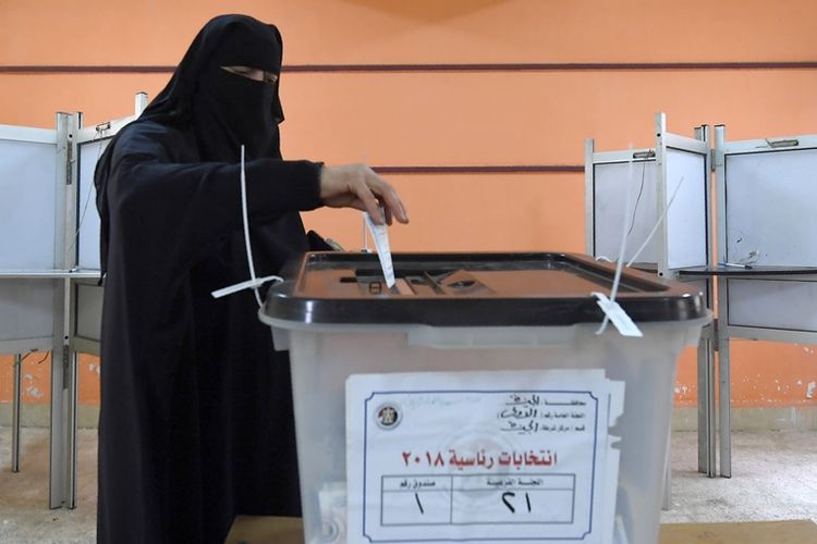 Perempuan Mesir memasukkan surat suara dalam pemilu presiden hari ketiga di Giza, Rabu (28/3/2018).