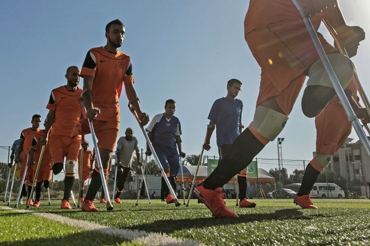 Anggota tim sepak bola amputasi Palestina berlatih menggunakan kruk.