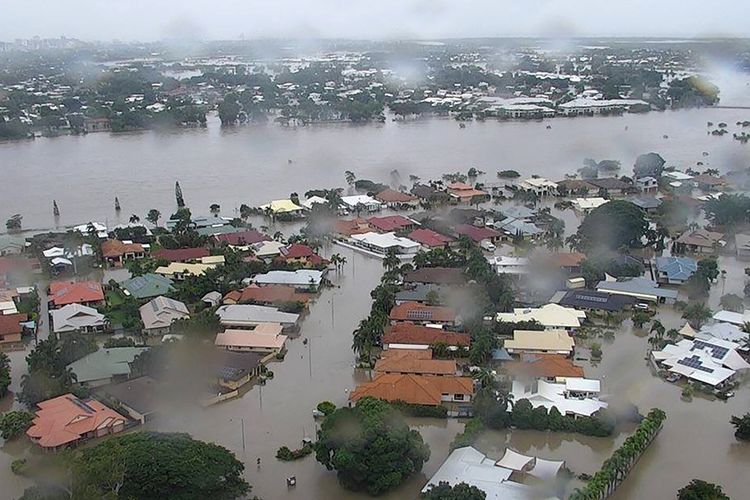 Foto yang diambil dari udara menunjukkan kondisi permukiman warga di Kota Townsville, Queensland, yang masih tergenang, Senin (4/2/2019).