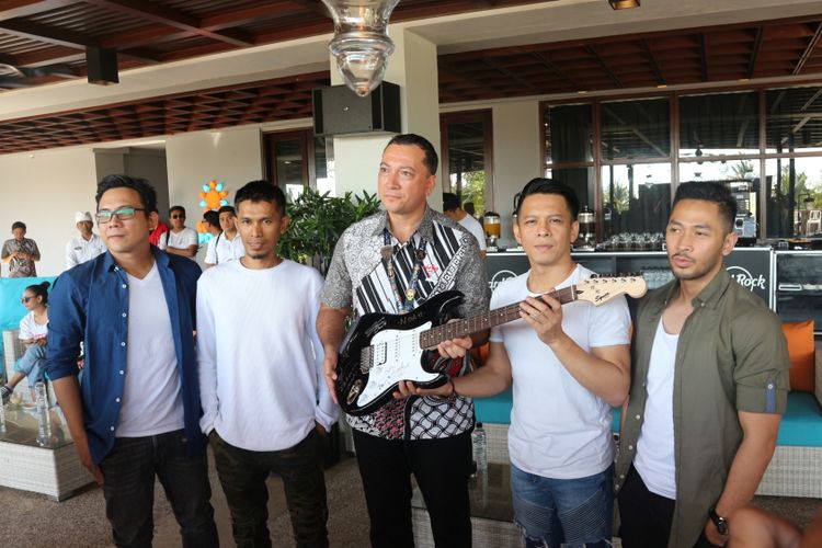 Band NOAH berfoto bersama General Manager Hotel Hard Rock Bali, Shane Coate (tengah), dalam konferensi pers Konser Hotel Hard Rock Bali di Denpasar (27/7/2018).