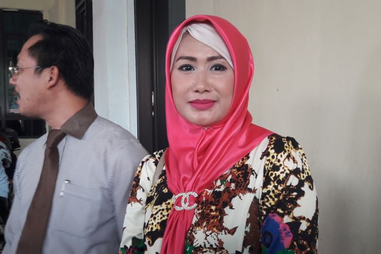 Istri Donny Kesuma, Yuni Indriyati, usai sidang perceraiannya di Pengadilan Agama Bekasi, Jawa Barat, Senin (24/7/2017).
