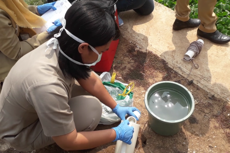 Petugas mengambil sampel air dari Kali Inlet 3 di Sunter yang sudah ditanami eceng gondok, Senin (7/1/2019).