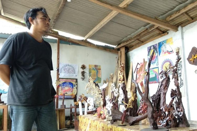 Ahmad Zubairi, inisiator Kampung Kaligrafi di Desa Penanggungan, Kecamatan Maesan, Kabupaten Bondowoso, Jawa Timur, Minggu (17/2/2019).