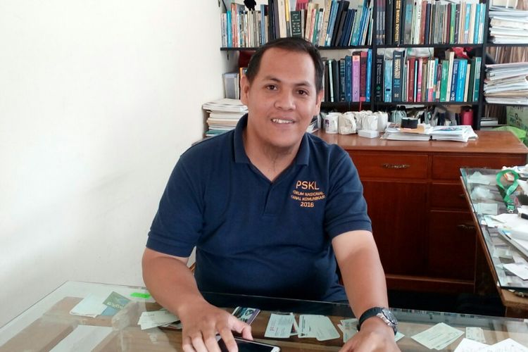 Alfred Sitorus saat ditemui di kantor Koalisi Pejalan Kaki yang terletak di Gedung Sarinah Thamrin, Senin (17/7/2017).