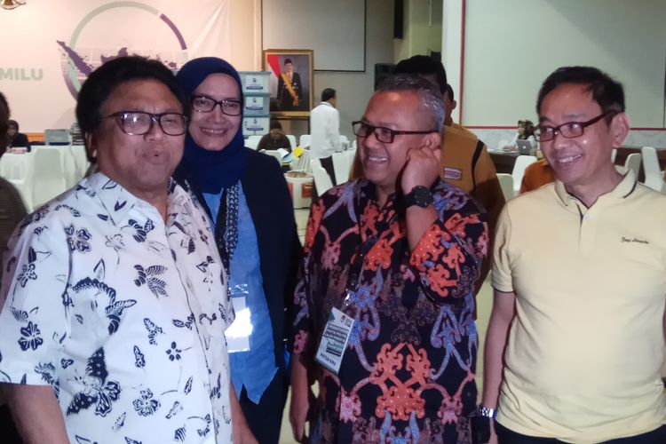 Ketua Umum Partai Hanura Oesman Sapta Odang atau Oso (kiri) menyambangi kantor Komisi Pemilihan Umum (KPU) RI, Jakarta, Kamis (12/10/2017).
